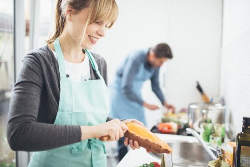 Sarah und Chonny beim kochen in der Küche