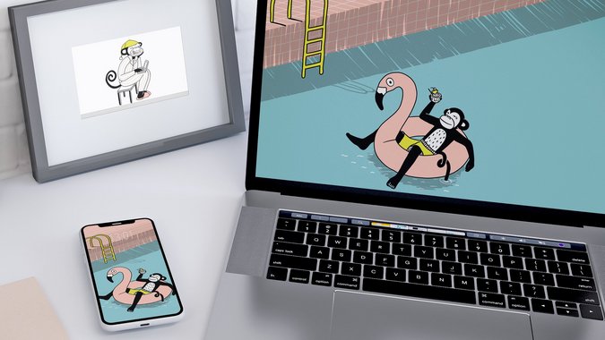 Auf einem Tisch liegen ein Handy und ein aufgeklapptes Laptop. Auf beiden Bildschirmen ist eine Illustration mit einem Äffchen im Schwimmring im Pool zu sehen.