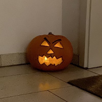 Gruseliger geschnitzer Kürbis, den Andre selber gemacht hat.