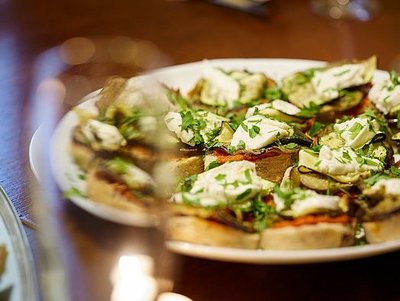 Teller mit appetitlichen Häppchen.
