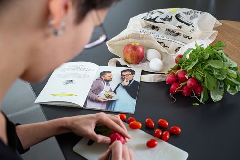 Tiffy schneidet Gemüse