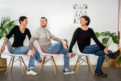 Rückenübung auf Stuhl