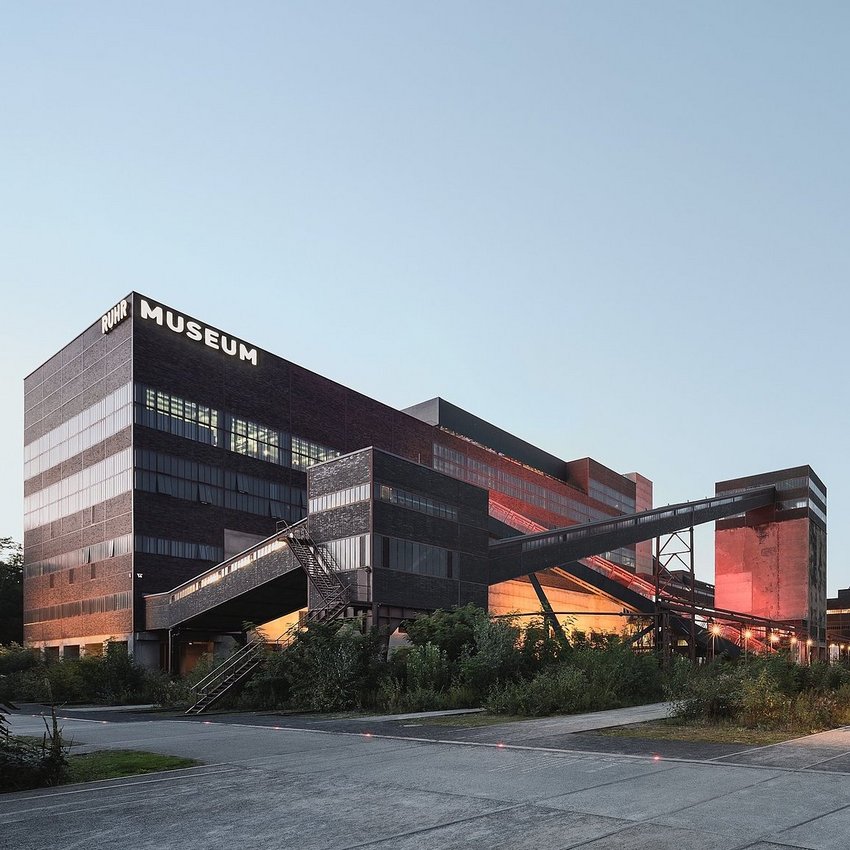 Ruhr Museum Gebäude in der Abenddämmerung