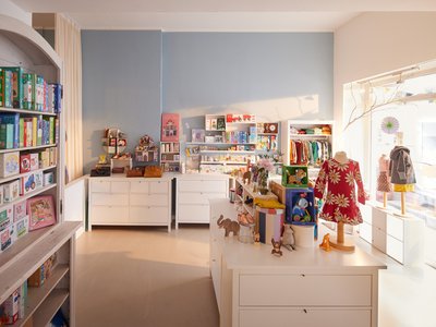 Ladenteil im ANNA mit Theke und Verkaufsregalen