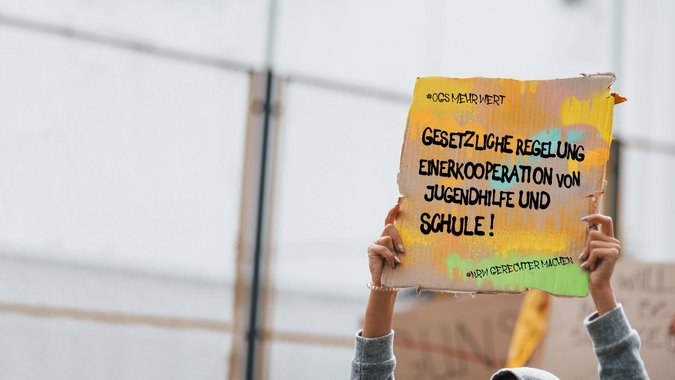 AWO Kampagne Offener Ganztag ist mehr Wert Poster auf einer Demonstration