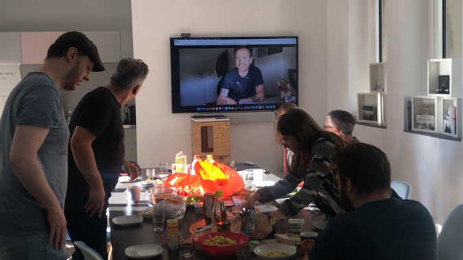 MITARBEITER beim Frühstück